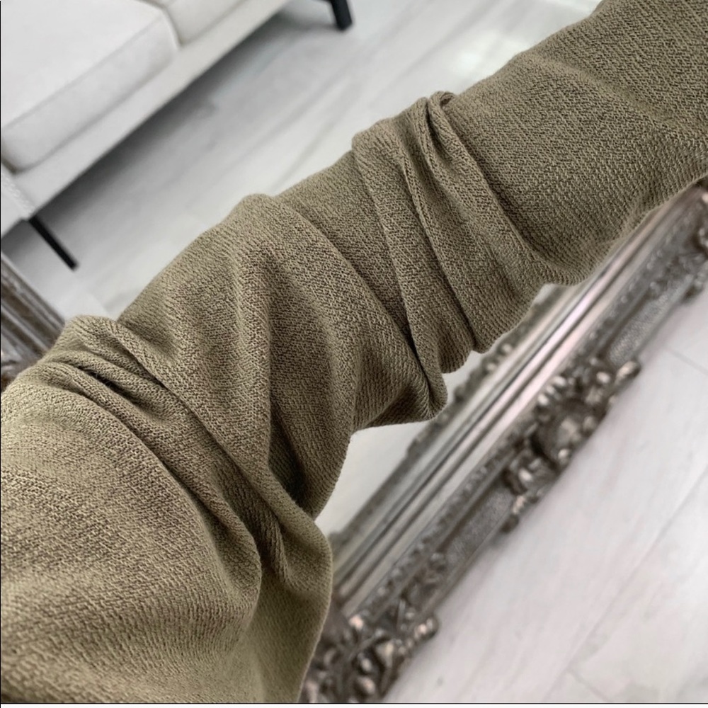 🆕LUSHED V— in Olive - Picture 2 of 2